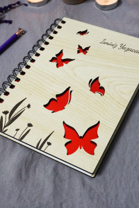 Kişiye Özel Kelebek Desenli Ahşap Kapaklı Defter - Ajanda - İsme Özel - A5 60 Yaprak (120 SAYFA) Hediyelik