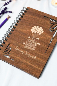 Kişiye Özel Uçan Ev Desenli Ahşap Kapaklı Defter - Ajanda - İsme Özel - A5 60 Yaprak (120 SAYFA) Hediyelik