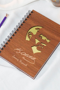 Kişiye Özel Mustafa Kemal Atatürk Desenli Ahşap Kapaklı Defter - Ajanda - İsme Özel - A5 60 Yaprak (120 SAYFA) Hediyelik