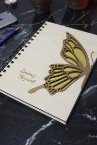 Kişiye Özel Kelebek Desenli Ahşap Kapaklı Defter - Ajanda - İsme Özel - A5 60 Yaprak (120 SAYFA) Hediyelik