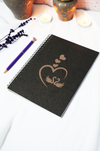 A5 Kuğu Aşk Siyah Kraft Kapaklı Çizgisiz Defter - 60 Yaprak (120 SAYFA) 15x21 Cm - Anı Defteri