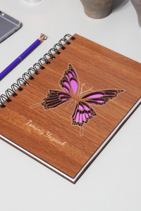 Kişiye Özel Kelebek Desenli Ahşap Kapaklı Defter - Ajanda - İsme Özel - A5 60 Yaprak (120 SAYFA) Hediyelik