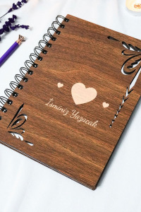 Kişiye Özel Kalp Desenli Ahşap Kapaklı Defter - Ajanda - İsme Özel - A5 60 Yaprak (120 SAYFA) Hediyelik