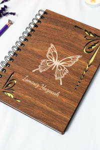 Kişiye Özel Kelebek Desenli Ahşap Kapaklı Defter - Ajanda - İsme Özel - A5 60 Yaprak (120 SAYFA) Hediyelik