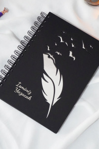 Kişiye Özel Kuş Tüy Desenli Ahşap Kapaklı Defter - Ajanda - İsme Özel - A5 60 Yaprak (120 SAYFA) Hediyelik
